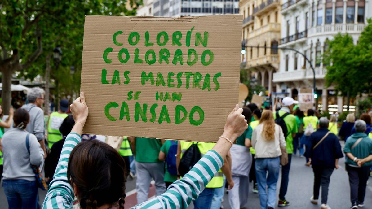 Una manifestante, con una pancarta durante la marcha de ayer en València.