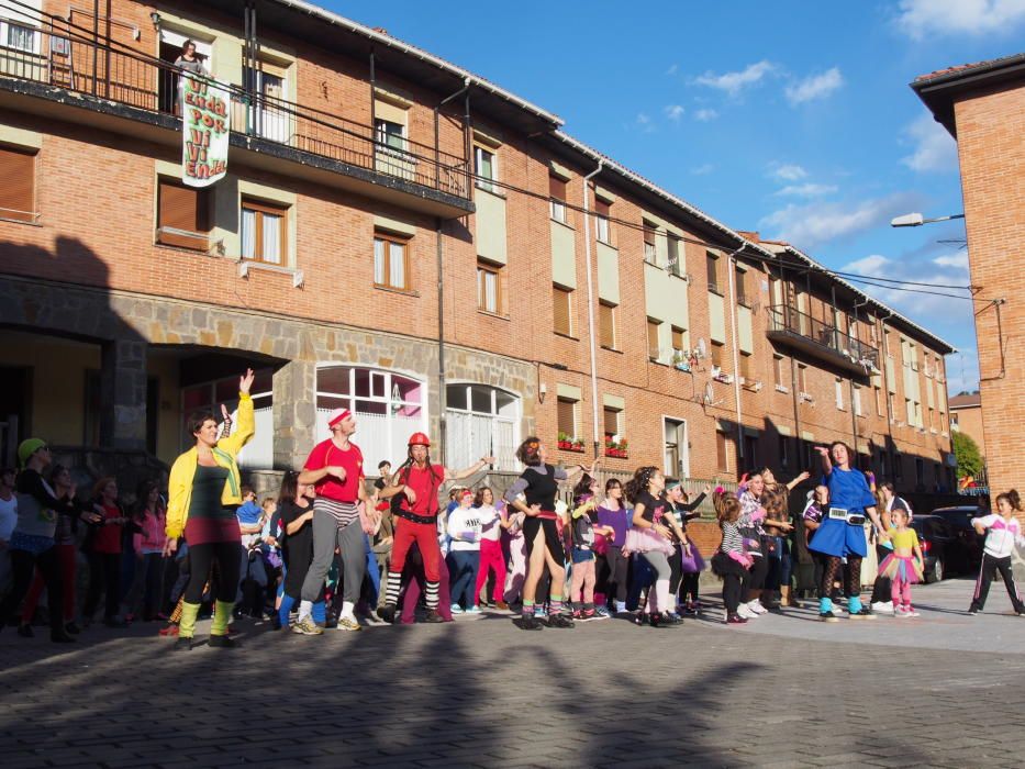 Carbayín Bajo baila con el colectivo "La xata la rifa"