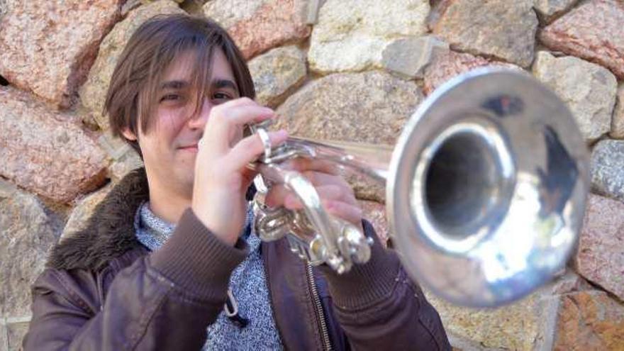 Antonio José Vera posa con una de sus trompetas en su ciudad natal, Antequera.
