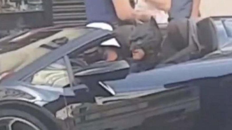 El youtuber &quot;caçat&quot; vestit de Batman amb un cotxe de luxe