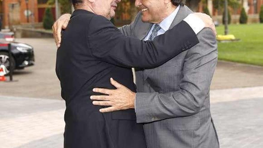 Abrazo entre el presidente aragonés, Javier Lambán, anfitrión en el encuentro de ayer, y el del Principado, Javier Fernández.