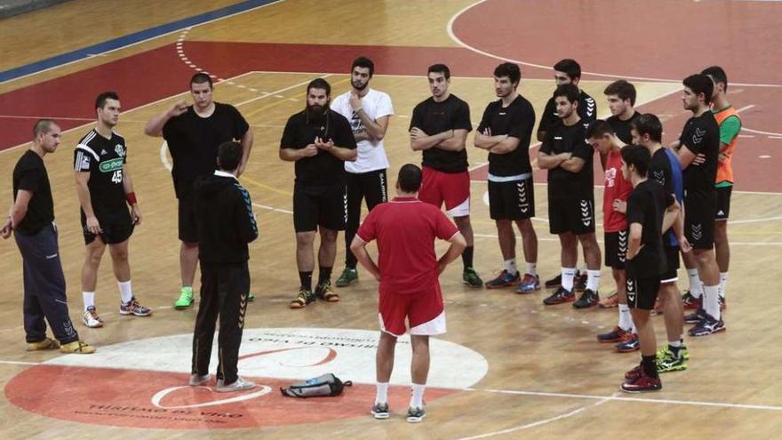 Jabato charla con sus jugadores, durante un entrenamiento de esta semana del Academia Octavio en As Travesas. // Adrián Irago