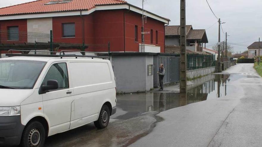 El agua toma la carretera en El Carbayu de Lugones