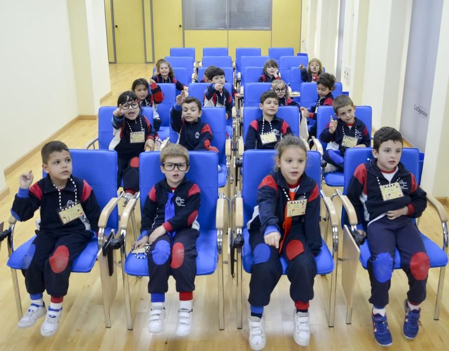 Alumnos de Infantil del colegio de la Grande Obra de Atocha, en la plaza de España, visitan LA OPINIÓN para conocer el funcionamiento de un diario.