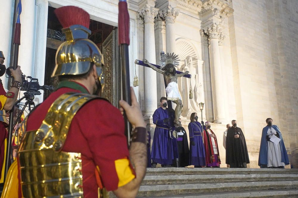 Girona viu el Divendres Sant amb l'acte de la Veneració de la Creu