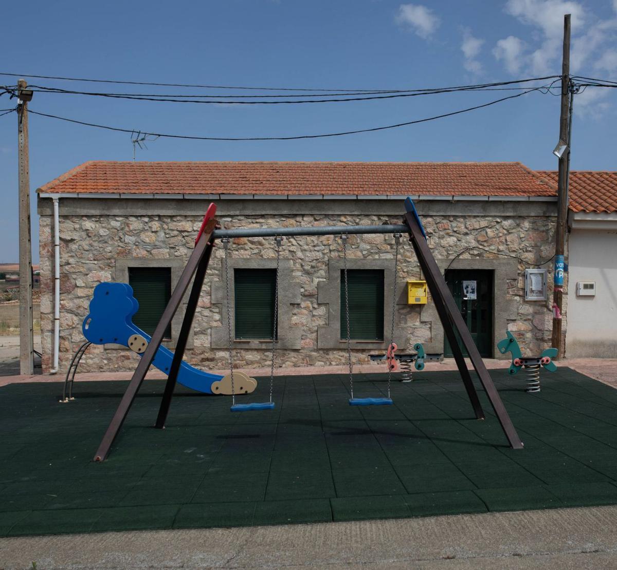 Un parque infantil vacío en la Zamora rural. | Ana Burrieza