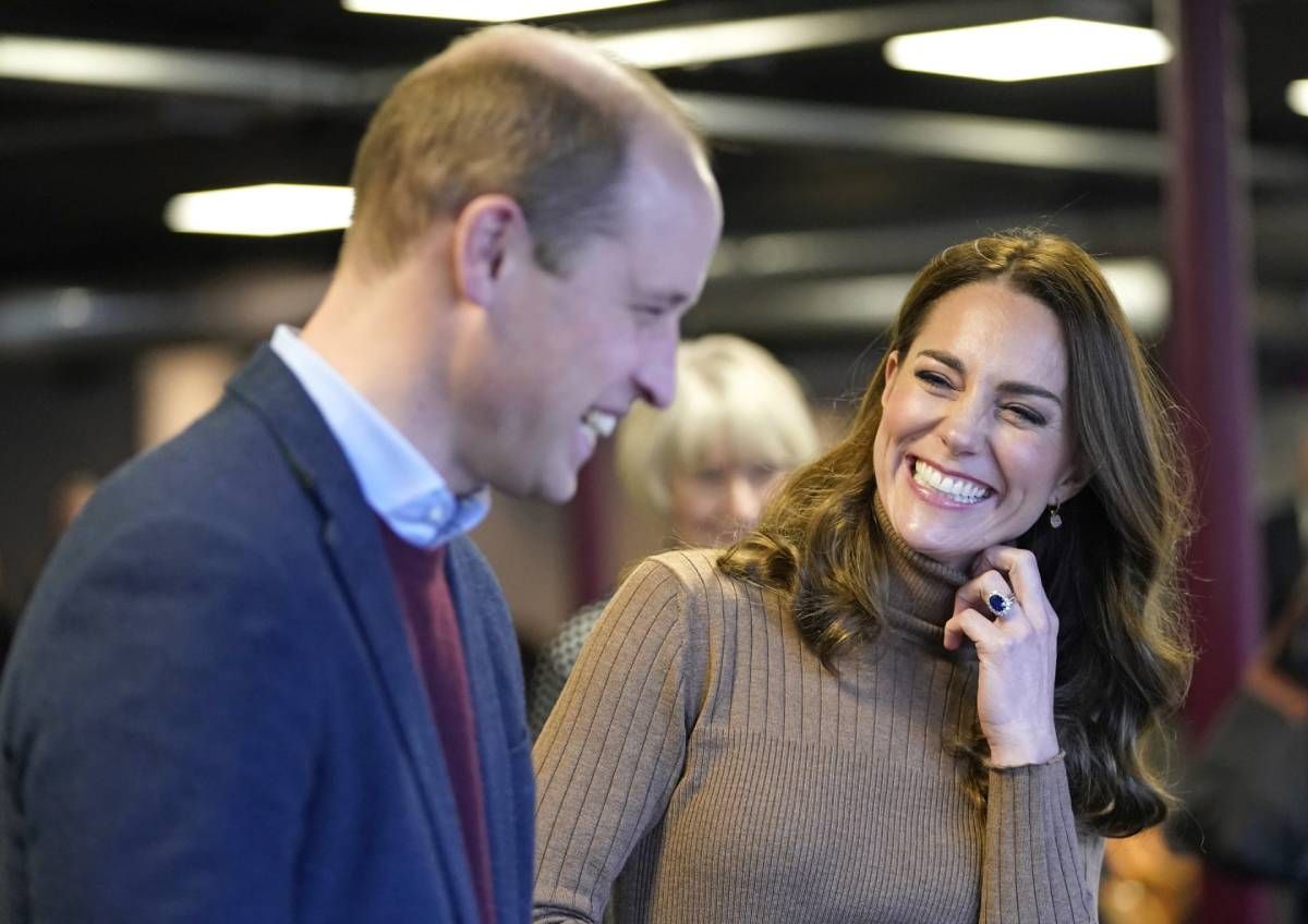 El príncipe William y Kate Middleton, con jersey de cuello alto, durante un acto oficial en Burnley