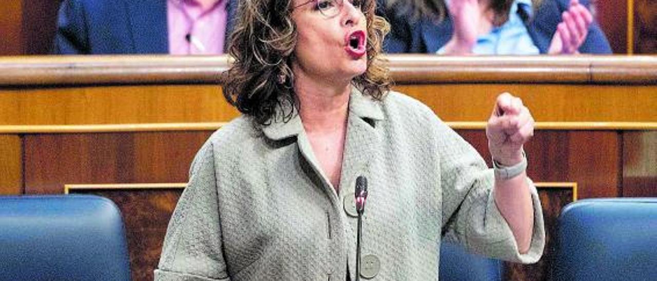 La ministra de Hacienda responde ayer a preguntas en el pleno del Congreso de los Diputados.