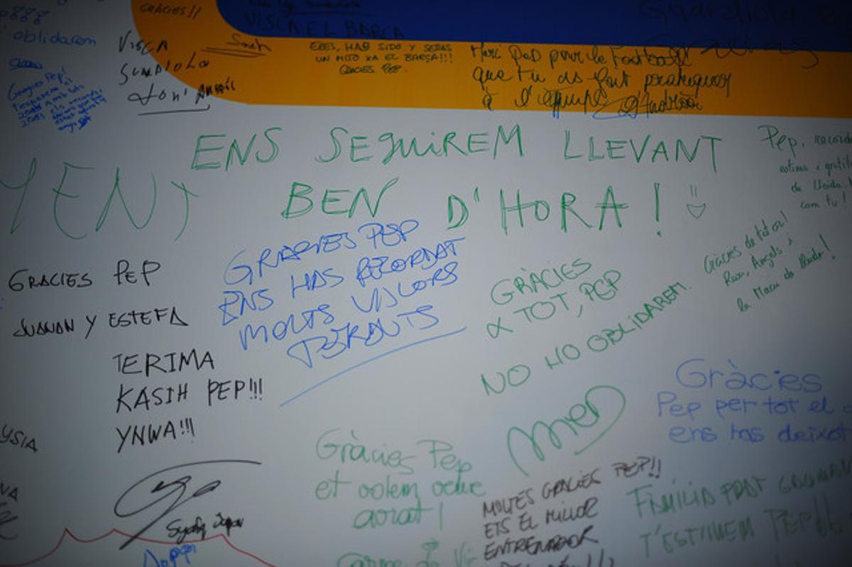 Los mensajes de cariño y reconocimiento a Guardiola se acumulan en el homenaje al técnico azulgrana en su último partido en el Camp Nou.