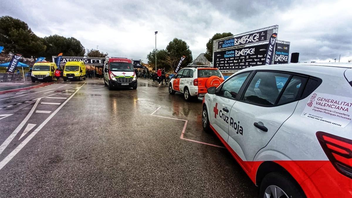 Las ambulancias atienden a los ciclistas