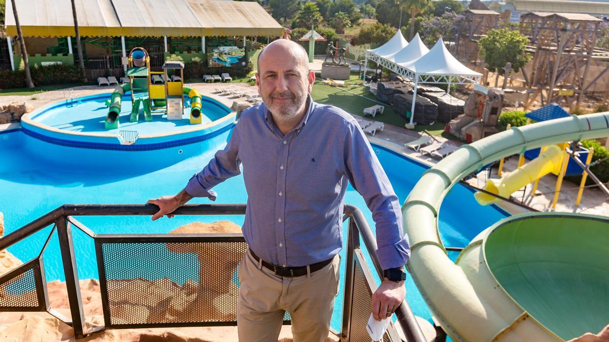 Javier García en la piscina de uno de los complejos de Magic Costa Blanca