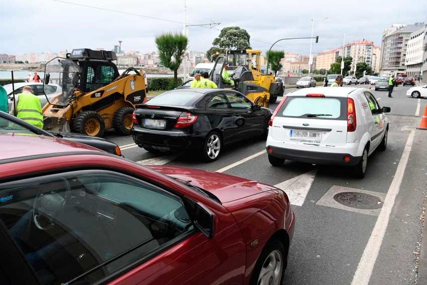 La reposición del firme en un paso de peatones inutilizado ha afectado al tráfico en zonas como la plaza de Pontevedra, San Andrés y Juana de Vega.