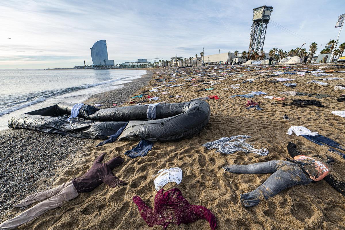 Denuncian miles de muertes en el Mediterráneo este lunes en la Barceloneta