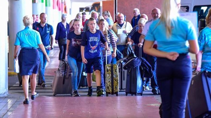 Llegada y salida de turistas en el aeropuerto de Gran Canaria