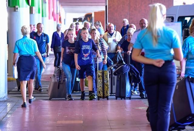 Llegada y salida de turistas en el aeropuerto