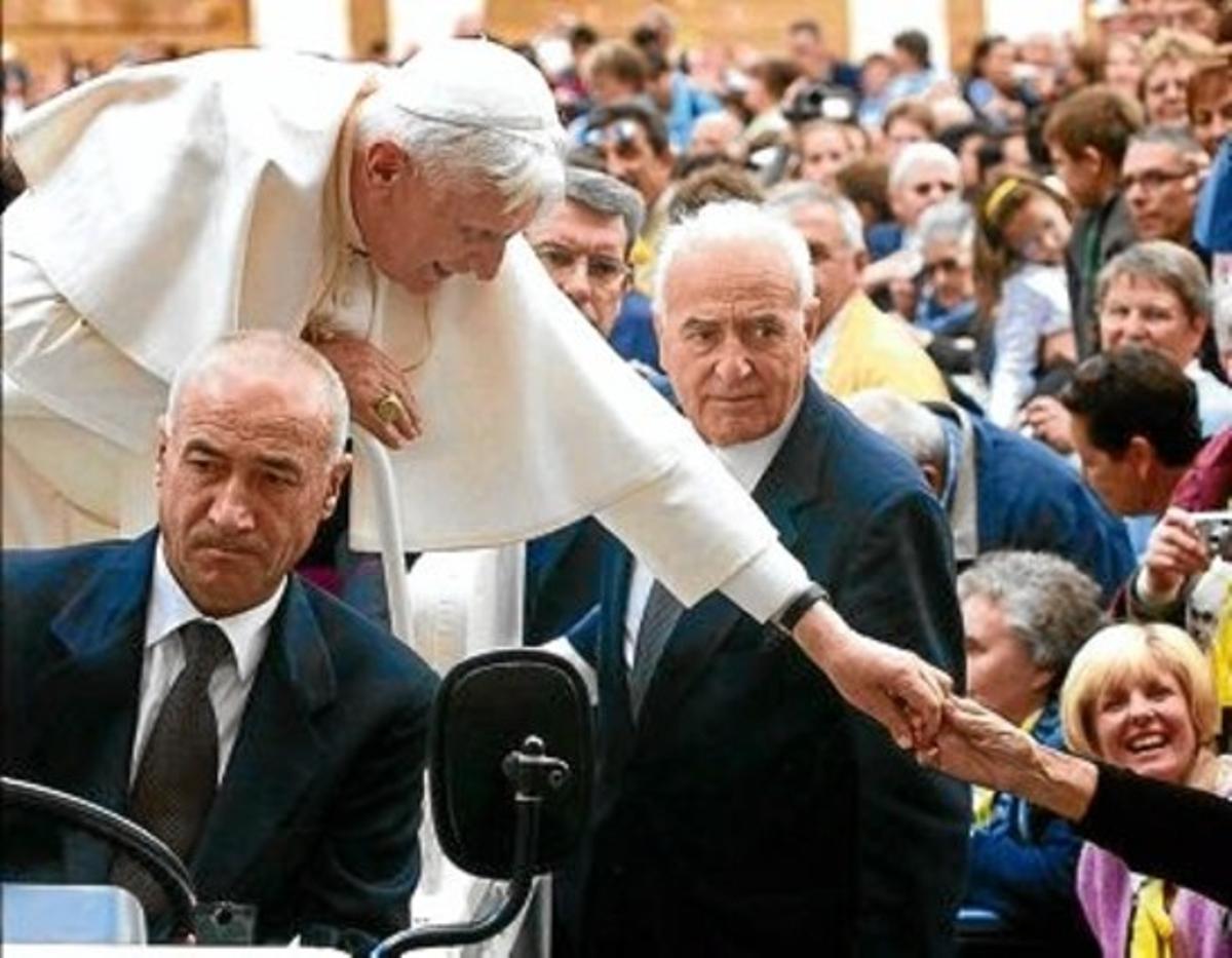 Cibin (al centre, amb els cabells blancs), en una audiència pública del Papa, l’octubre del 2005, a Roma. Cibin (al centre, amb els cabells blancs), en una audiència pública del Papa, l’octubre del 2005, a Roma.