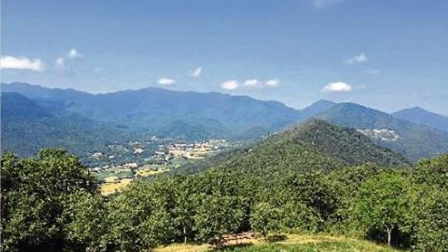 Una de les vistes que es poden admirar dels del cim de Sant Miquel del Mont, a la Vall de Bianya.