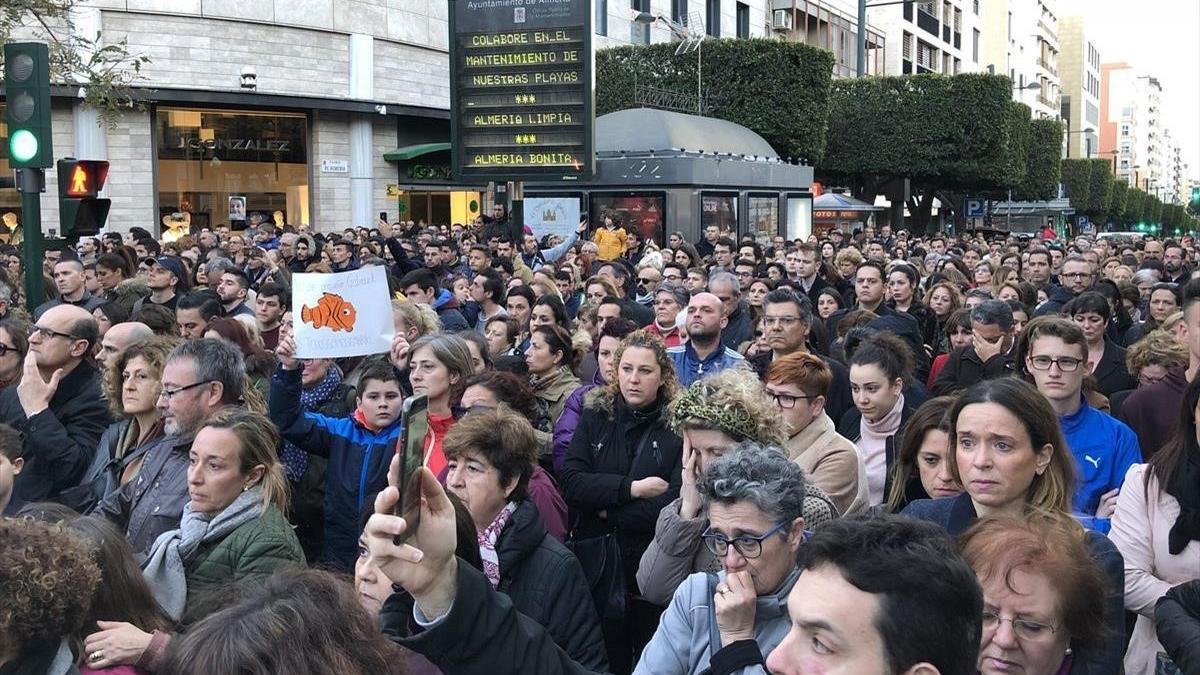 Más de 12.000 almerienses guardan cinco minutos de silencio en recuerdo de Gabriel Cruz.