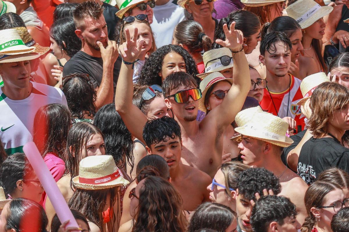 Así ha sido el chupinazo de las fiestas de Catral 2026 : el pionero que abre las fiestas de veraniegas de los municipios de la Vega Baja