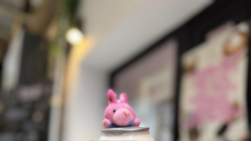 Málaga tiene en pleno centro la primera cafetería que sirve su café en lata y que tiene todos los dulces &quot;virales y enormes&quot;