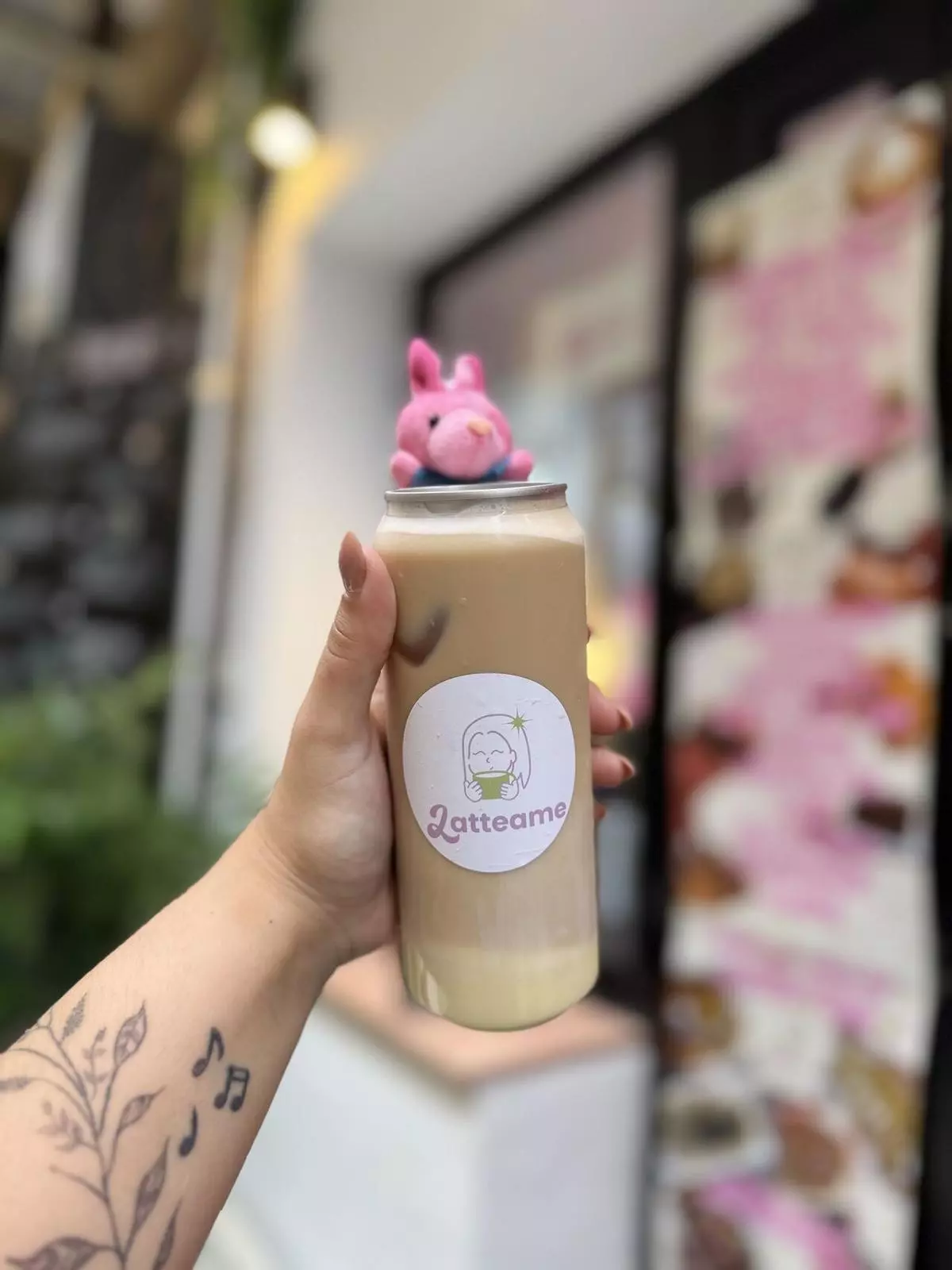 Málaga tiene en pleno centro la primera cafetería que sirve su café en lata y que tiene todos los dulces "virales y enormes"