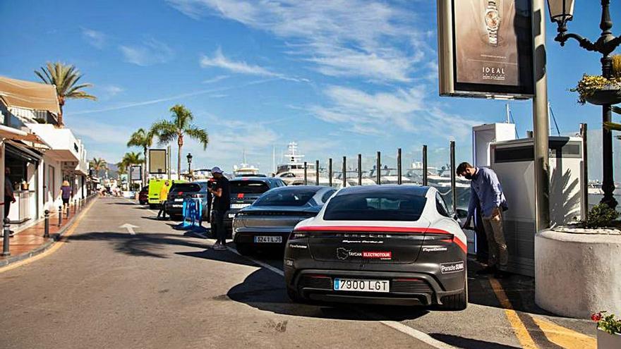 Un conductor recarga en Banús las baterías de su vehículo. | L. O.