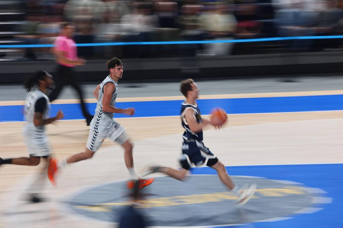 Dan Duscak corre hacia la canasta en el Alimerka Oviedo Baloncesto-Caja Rural Zamora