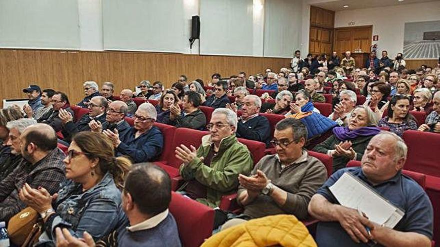 Ciudadanos asistentes anoche a la asamblea ciudadana convocada por el Movimiento por la Sanidad.