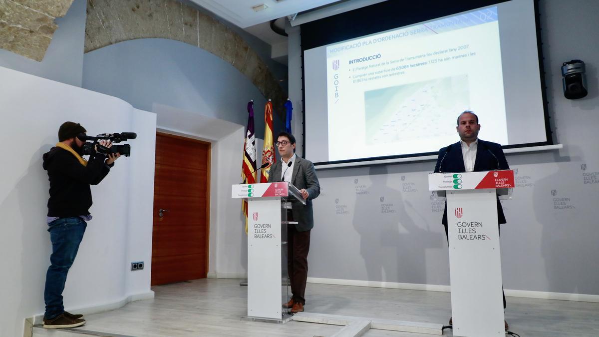 Los consellers Iago Negueruela y Miquel Mir ayer en rueda de prensa.