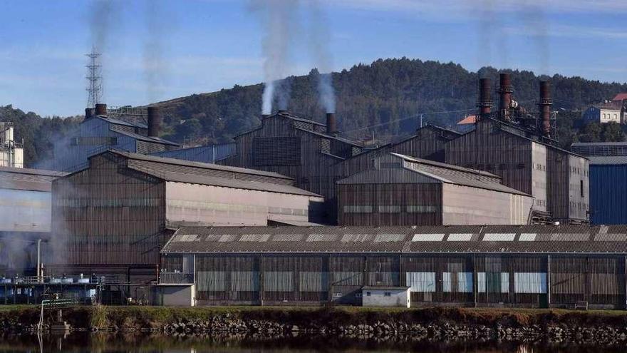 Vista de la factoría que Ferroatlántica tiene en Sabón, en Arteixo.