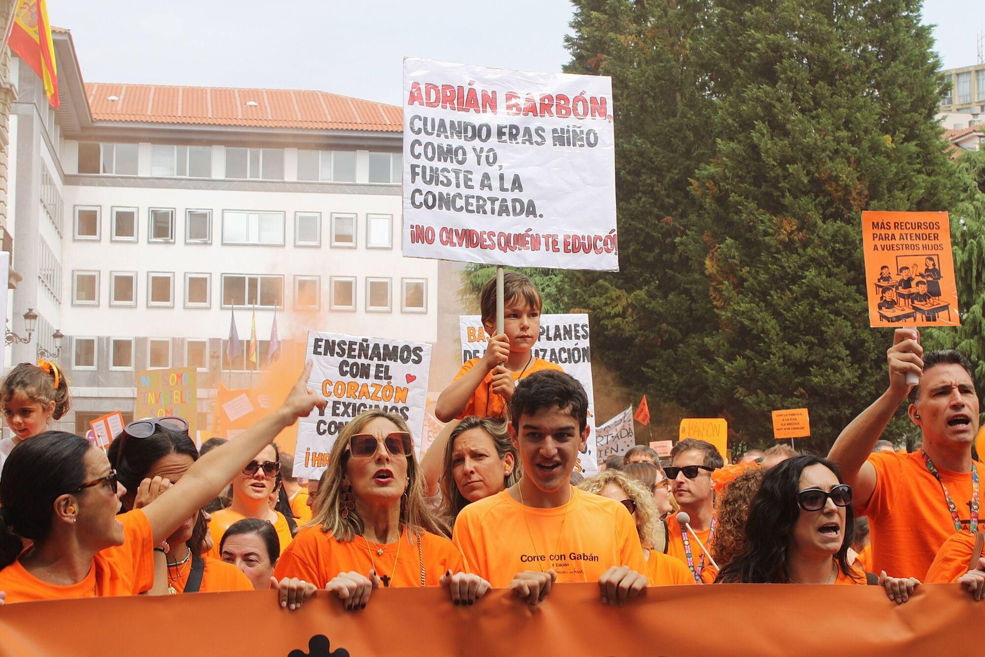Así fue la multitudinaria marcha naranja de la concertada en Asturias