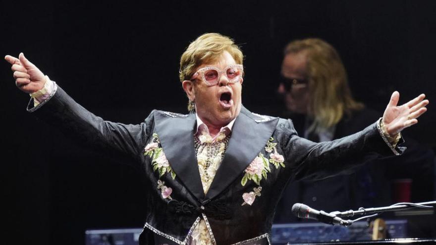 Elton John, el lunes en su concierto de Barcelona.   | // ENRIC FONTCUBERTA/EFE