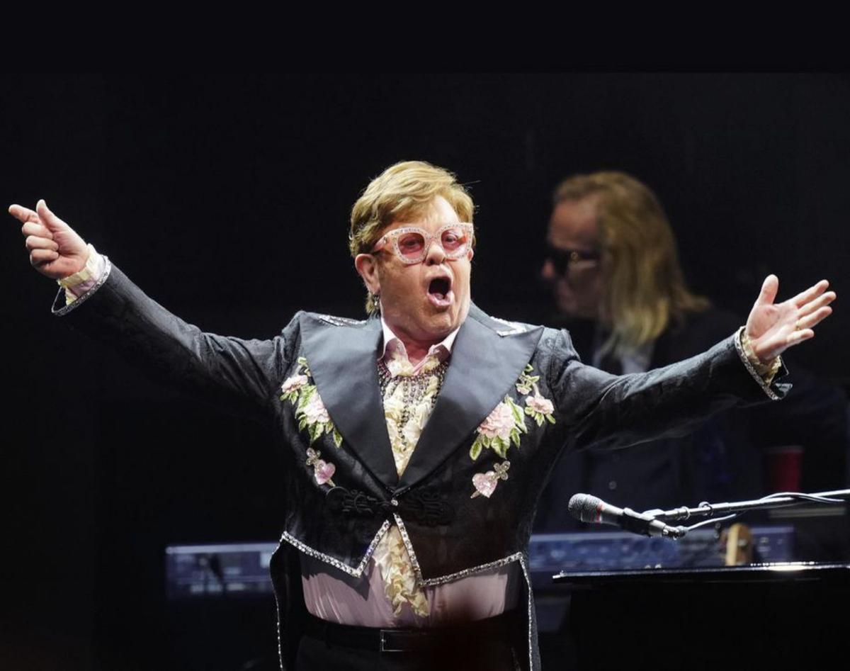 Elton John, el lunes en su concierto de Barcelona. | // ENRIC FONTCUBERTA/EFE