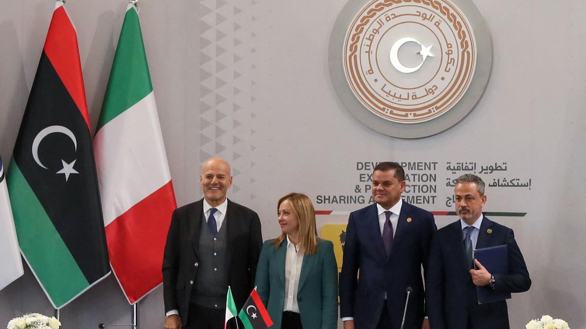 El consejero delegado de ENI, Claudio Descalzi; la primera ministra italiana, Giorgia Meloni; el primer ministro de Libia, Abdulhamid Dbeibah, y el líder de la filial libia de ENI, NOC, Farhat Bengdara, el domingo en Trípoli.