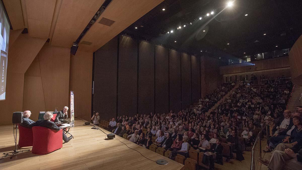 Los jóvenes participan en la ’Biennal del pensament’.