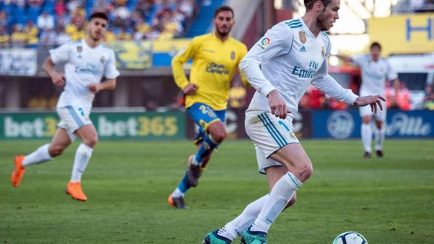 Bale, autor de dos goles ayer en Las Palmas, conduce el balón.