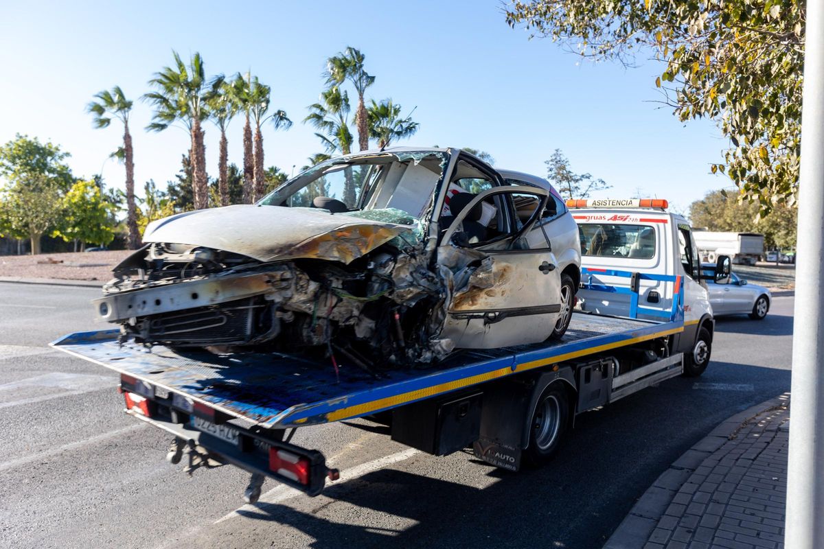 Una grúa se lleva un coche accidentado en San Juan.