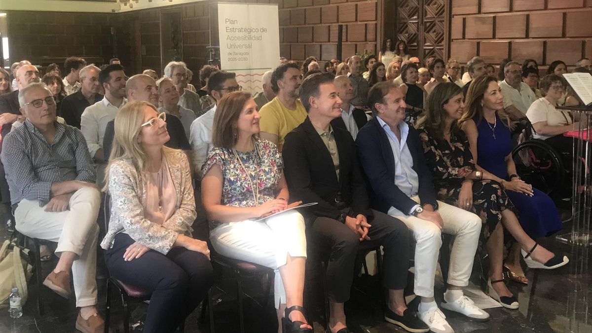 La alcaldesa Natalia Chueca, este jueves, junto a otros concejales y portavoces municipales.