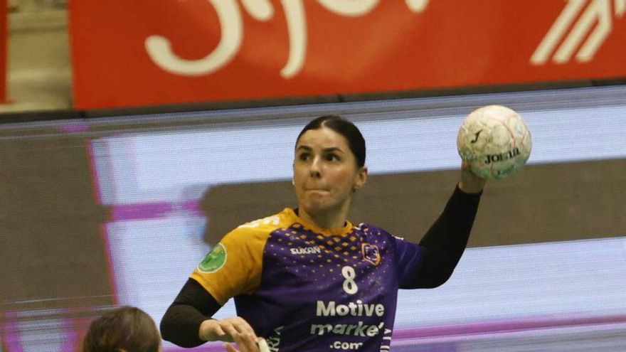 Paula Valdivia se eleva para lanzar por encima de su rival. |