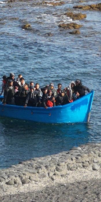 Una patera llega con 17 inmigrantes varones a La Santa