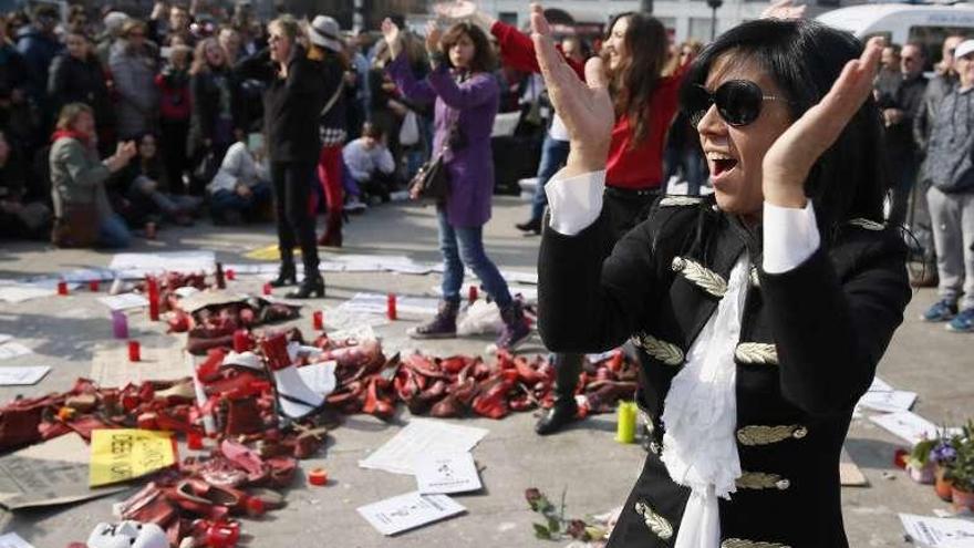 Participantes en el acto reivindicativo, ayer, en la Puerta del Sol.