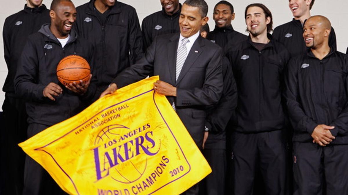 Obama posa junto a los Lakers tras recibir al equipo de Los Ángeles en un centro infantil de Washington, donde el presidente y los jugadores han participado en un acto benéfico, el lunes.