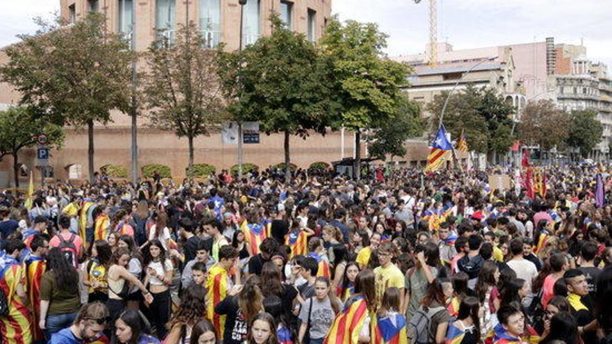 Els estudiants gironins manifestant-se per l&#039;1-O.