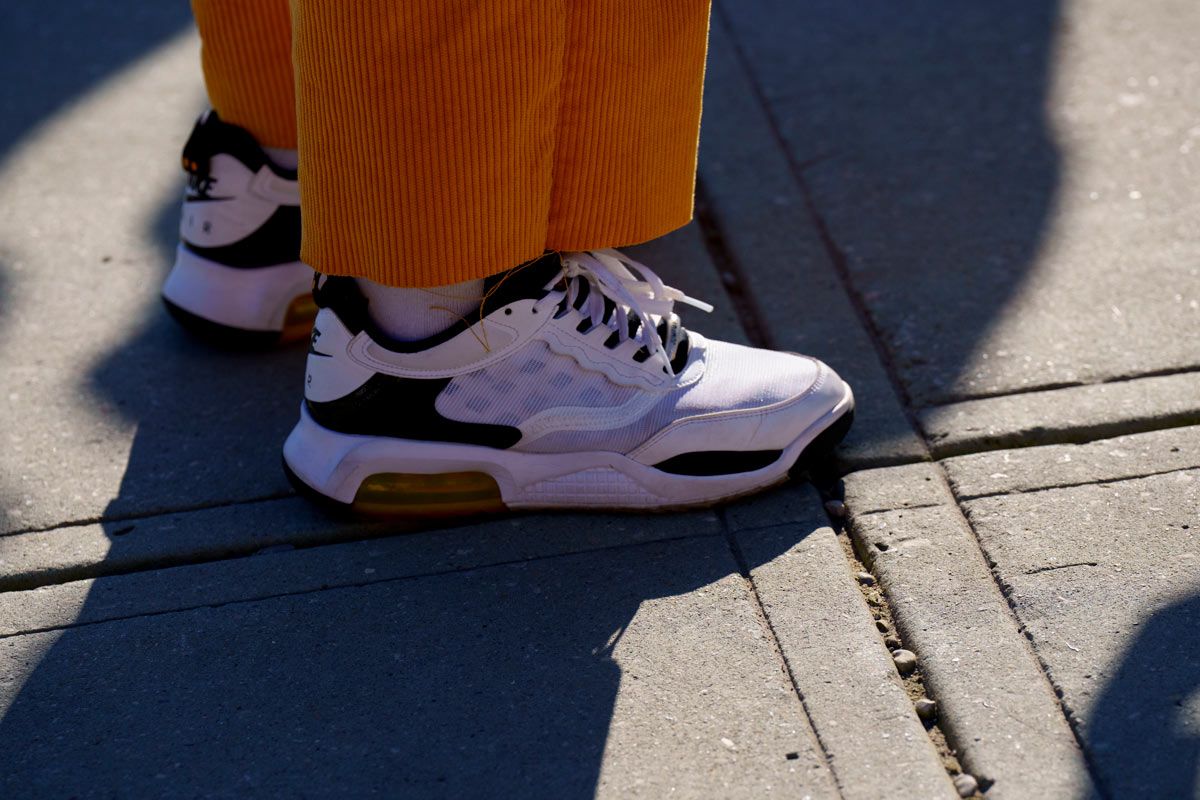 Las zapatillas deportivas abundan en el 'street style' de la Pitti Uomo