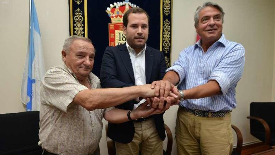 Jesús Portela, Jorge Cubela y Enrique Valero sellan el acuerdo. // G.S.