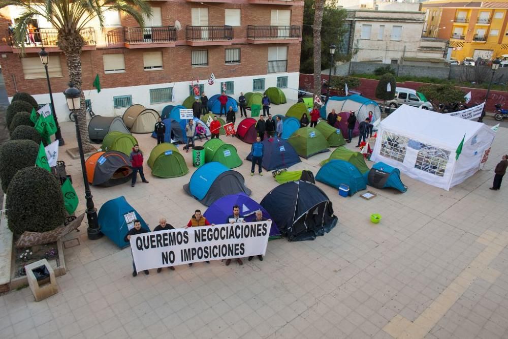 Acampada protesta de la policía local de Mazarrón