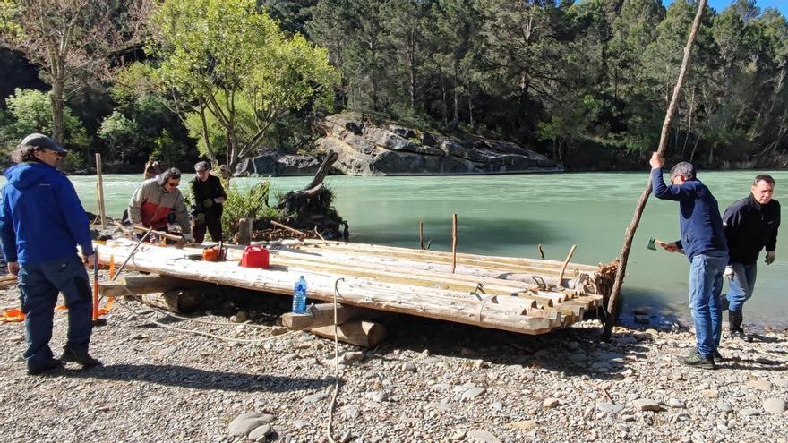 Concluye este sábado la construcción de nabatas para su descenso desde Murillo de Gállego (Huesca) el próximo domingo.