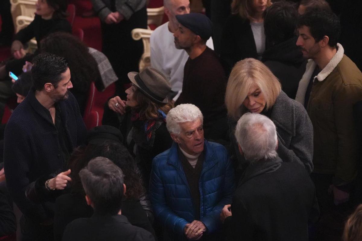 Guillermo Montesinos y Bibibana Fernández, en primer plano, durante la capilla ardiente de Marisa Paredes. A la izda., el actor Juan Diego Botto.