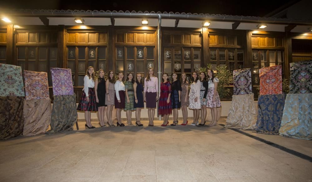 La corte de honor, con Raquel, en la presentación, celebrada en el Colegio del Arte Mayor de la Seda.