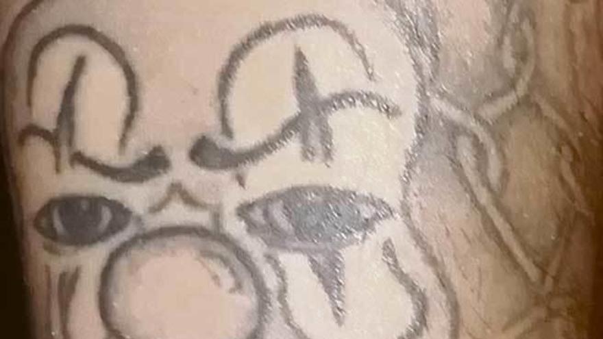 Unveränderliche Kennzeichen: Clown-Tattoo am Oberarm.